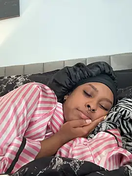 Snapshot of Your_Paris chatting on March 28, 2026, 5:56 pm Your Paris online show from March 28, 2026, 5:56 pm