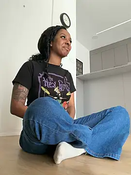 Snapshot of Your_Paris chatting on March 31, 2026, 4:40 pm Your Paris online show from March 31, 2026, 4:40 pm