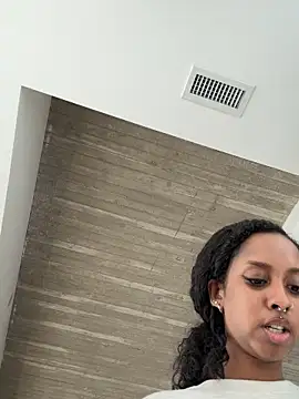 Snapshot of Your_Paris chatting on April 1, 2026, 5:32 pm Your Paris online show from April 1, 2026, 5:32 pm