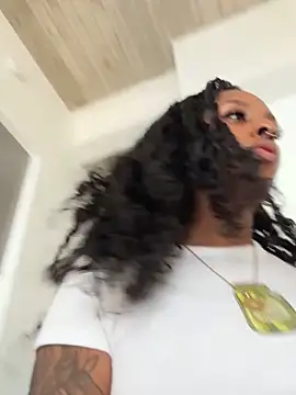 Snapshot of Your_Paris chatting on April 2, 2026, 7:44 pm Your Paris online show from April 2, 2026, 7:44 pm