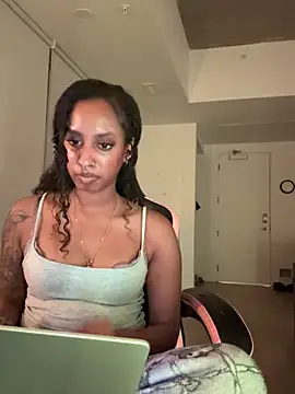 Snapshot of Your_Paris chatting on April 3, 2026, 7:50 am Your Paris online show from April 3, 2026, 7:50 am