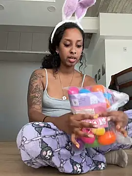 Snapshot of Your_Paris chatting on April 3, 2026, 7:56 pm Your Paris online show from April 3, 2026, 7:56 pm