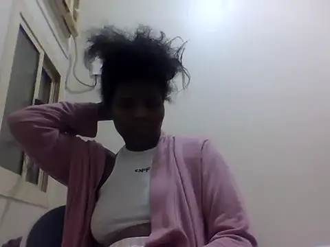 queenzuena online show from May 5, 2026, 9:12 pm
