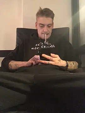 Snapshot of Simboxxx040 chatting on December 19, 2024, 9:17 pm Simboxxx040 online show from December 19, 2024, 9:17 pm