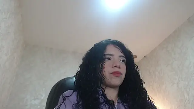 Snapshot of EmmaCowperr chatting on January 9, 2025, 4:19 am EmmaCowperr online show from January 9, 2025, 4:19 am