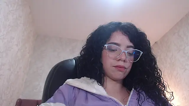 Snapshot of EmmaCowperr chatting on January 9, 2025, 7:31 am EmmaCowperr online show from January 9, 2025, 7:31 am