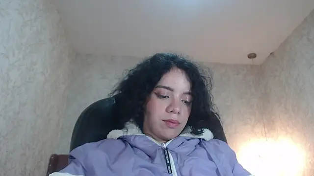 Snapshot of EmmaCowperr chatting on January 11, 2025, 7:06 am EmmaCowperr online show from January 11, 2025, 7:06 am