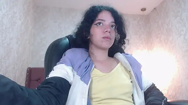 Snapshot of EmmaCowperr chatting on January 12, 2025, 3:28 am EmmaCowperr online show from January 12, 2025, 3:28 am