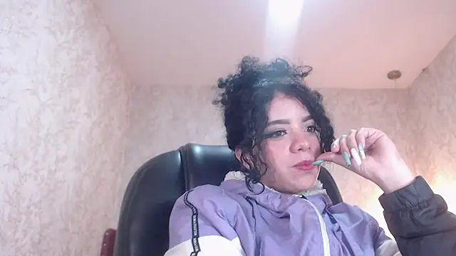 Snapshot of EmmaCowperr chatting on January 13, 2025, 11:30 am EmmaCowperr online show from January 13, 2025, 11:30 am