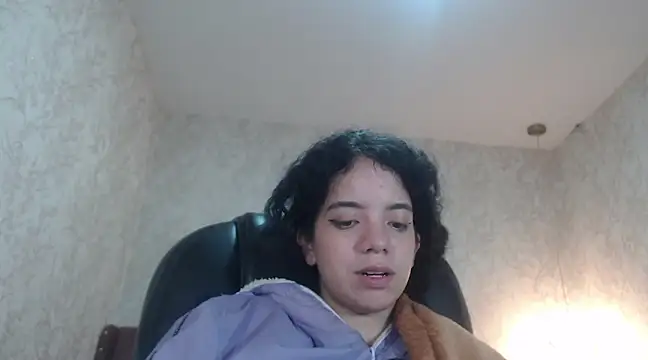 Snapshot of EmmaCowperr chatting on January 15, 2025, 7:37 am EmmaCowperr online show from January 15, 2025, 7:37 am