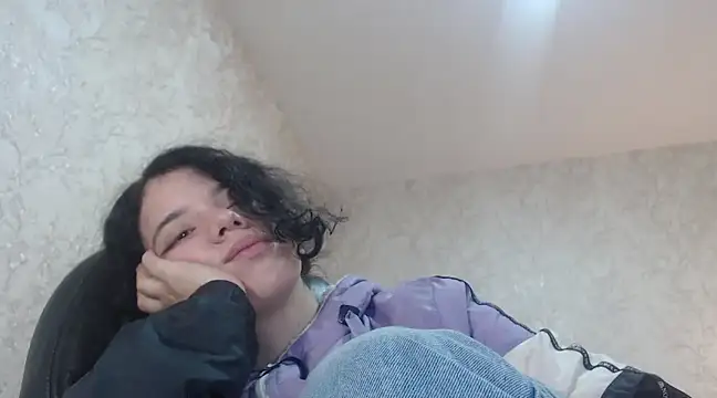 Snapshot of EmmaCowperr chatting on January 16, 2025, 6:25 am EmmaCowperr online show from January 16, 2025, 6:25 am