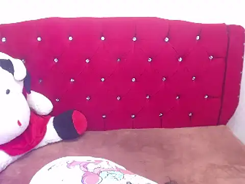 Snapshot of EmmaCowperr chatting on February 13, 2025, 12:32 pm EmmaCowperr online show from February 13, 2025, 12:32 pm