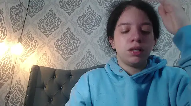 Snapshot of EmmaCowperr chatting on February 28, 2025, 1:03 pm EmmaCowperr online show from February 28, 2025, 1:03 pm