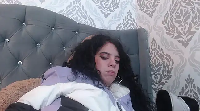 Snapshot of EmmaCowperr chatting on March 7, 2025, 8:44 pm EmmaCowperr online show from March 7, 2025, 8:44 pm