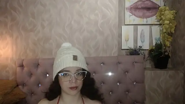 Snapshot of EmmaCowperr chatting on January 8, 2026, 4:37 am EmmaCowperr online show from January 8, 2026, 4:37 am