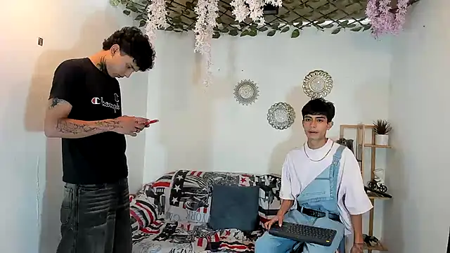 oliverhot2005 online show from November 10, 2025, 2:27 pm