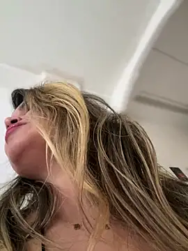 Snapshot of melanny10 chatting on December 21, 2024, 1:42 pm melanny10 online show from December 21, 2024, 1:42 pm