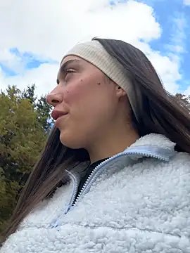 emiliasommer online show from October 28, 2025, 1:25 pm