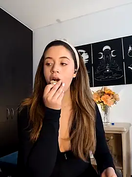 maliciaworld online show from October 4, 2025, 3:32 pm