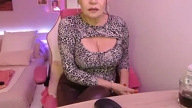 aubade246 online show from March 20, 2025, 4:42 pm