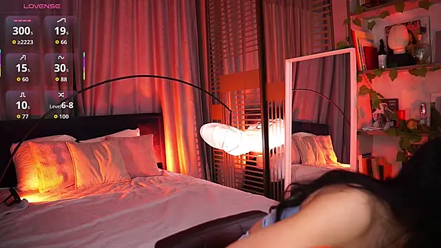 LunaNight online show from November 9, 2025, 8:40 pm