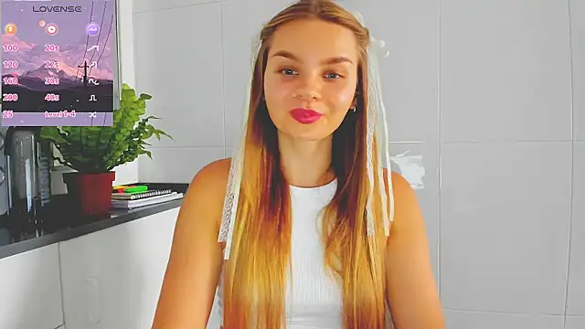 Snapshot of Molly_sweetie chatting on July 6, 2026, 6:32 pm Molly sweetie online show from July 6, 2026, 6:32 pm