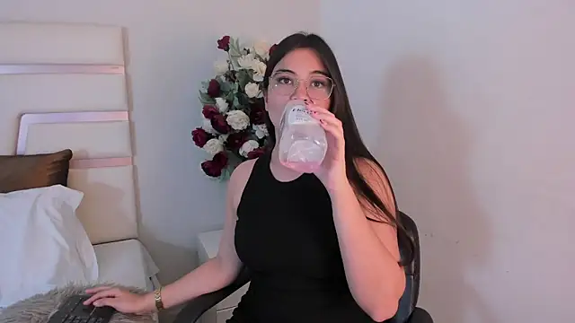 CamilaSofiia online show from February 5, 2025, 10:44 pm