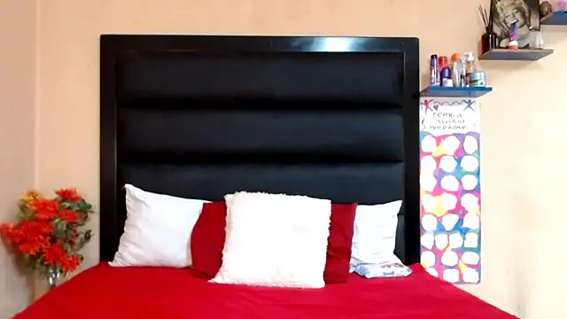 Snapshot of LongPussyLipsxx chatting on February 7, 2025, 8:44 am LongPussyLipsxx online show from February 7, 2025, 8:44 am