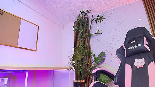 Snapshot of Fluffy_Bubble21 chatting on March 2, 2026, 7:15 am Fluffy Bubble21 online show from March 2, 2026, 7:15 am