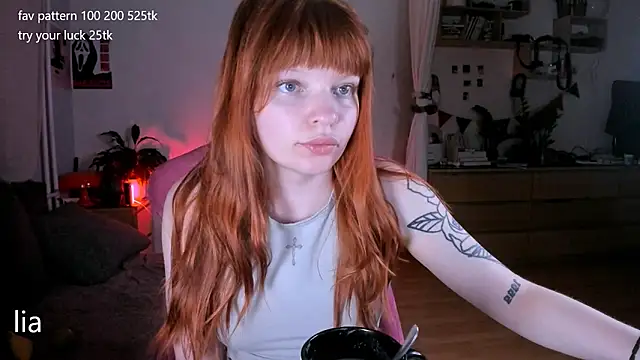 Snapshot of lil_lia chatting on June 19, 2026, 10:35 pm lil lia online show from June 19, 2026, 10:35 pm
