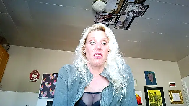 Snapshot of Glamazonx chatting on January 18, 2026, 7:06 pm Glamazonx online show from January 18, 2026, 7:06 pm