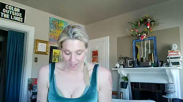 Snapshot of Glamazonx chatting on February 10, 2026, 9:52 pm Glamazonx online show from February 10, 2026, 9:52 pm