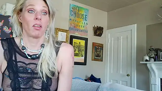 Snapshot of Glamazonx chatting on February 17, 2026, 5:52 pm Glamazonx online show from February 17, 2026, 5:52 pm