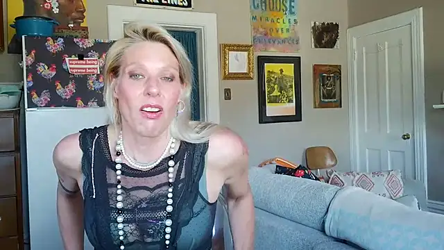 Snapshot of Glamazonx chatting on February 19, 2026, 9:11 pm Glamazonx online show from February 19, 2026, 9:11 pm