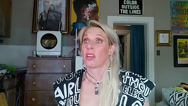 Snapshot of Glamazonx chatting on February 20, 2026, 9:37 pm Glamazonx online show from February 20, 2026, 9:37 pm