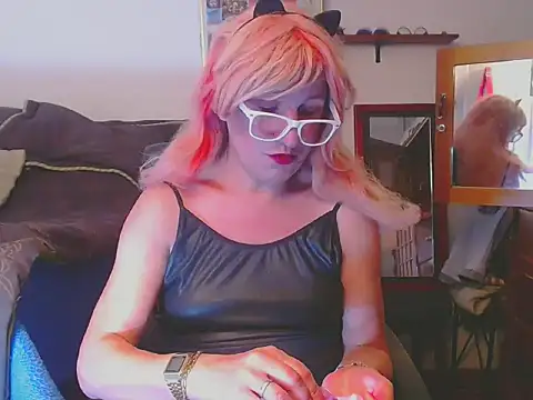 LorenJade online show from May 12, 2026, 7:27 am