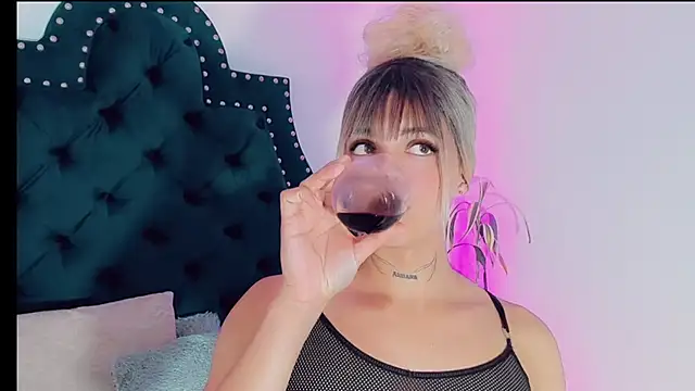 Emmaa Saenz  online show from February 27, 2025, 12:32 am