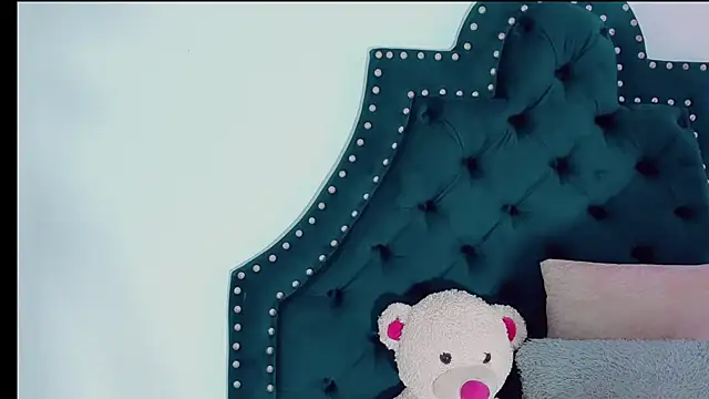 Emmaa Saenz  online show from March 9, 2025, 12:42 am