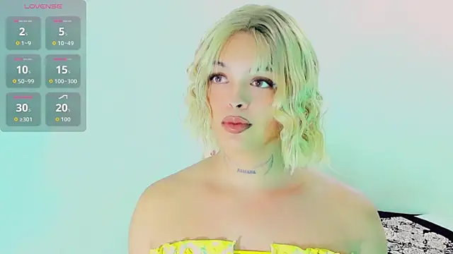 Emmaa Saenz  online show from April 6, 2026, 10:33 pm