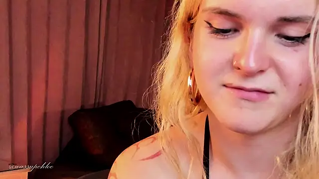 misschloe   online show from December 18, 2024, 3:04 am