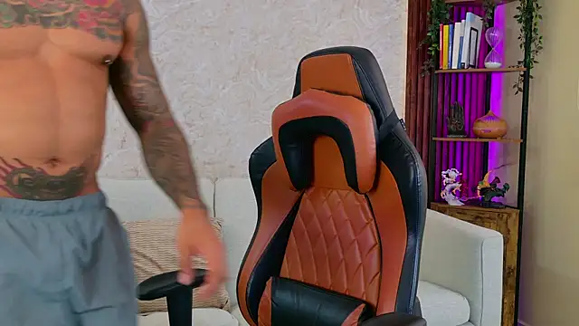 AdanReilly online show from December 3, 2025, 7:56 pm