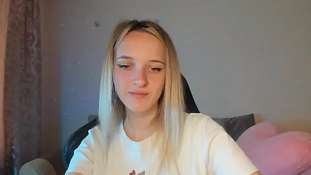 Snapshot of RouseReed chatting on September 15, 2025, 6:35 am RouseReed online show from September 15, 2025, 6:35 am