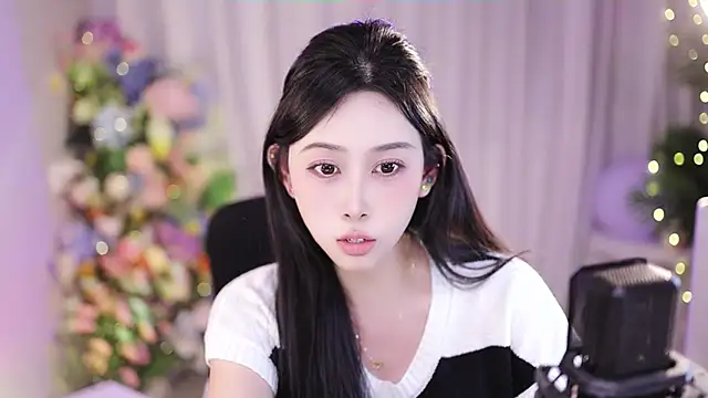 Snapshot of SleepArtist chatting on January 9, 2025, 8:24 am SleepArtist online show from January 9, 2025, 8:24 am