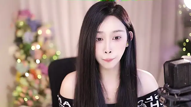 Snapshot of SleepArtist chatting on February 4, 2025, 12:33 pm SleepArtist online show from February 4, 2025, 12:33 pm