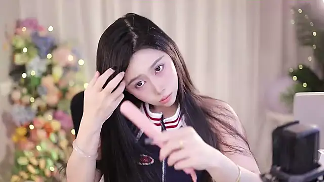 Snapshot of SleepArtist chatting on February 19, 2025, 2:01 am SleepArtist online show from February 19, 2025, 2:01 am