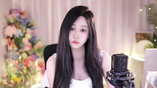 Snapshot of SleepArtist chatting on February 28, 2025, 4:20 pm SleepArtist online show from February 28, 2025, 4:20 pm