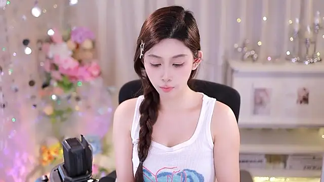 Snapshot of SleepArtist chatting on October 8, 2025, 1:20 pm SleepArtist online show from October 8, 2025, 1:20 pm