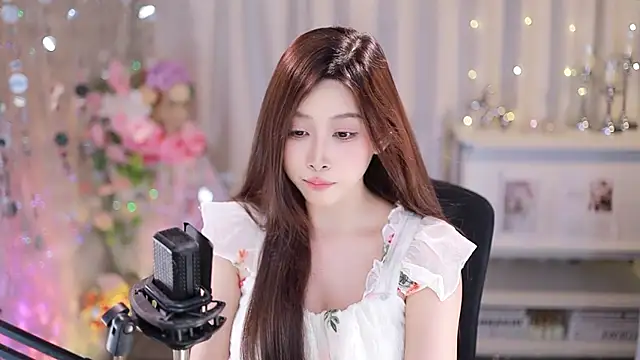 Snapshot of SleepArtist chatting on October 10, 2025, 11:09 am SleepArtist online show from October 10, 2025, 11:09 am