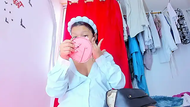 Emily Coper18 online show from November 20, 2025, 1:22 pm