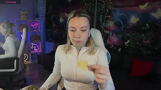 TiffanyBatson online show from December 21, 2024, 11:01 am